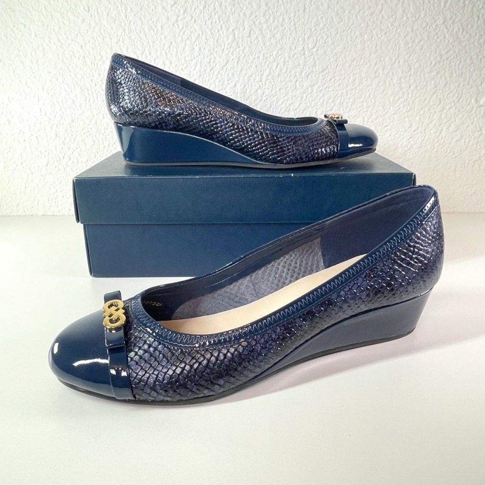 Cole Haan Elsie Logo Wedge II Womens Navy Blue Faux Snakeskin Bow Gold Accent 9B